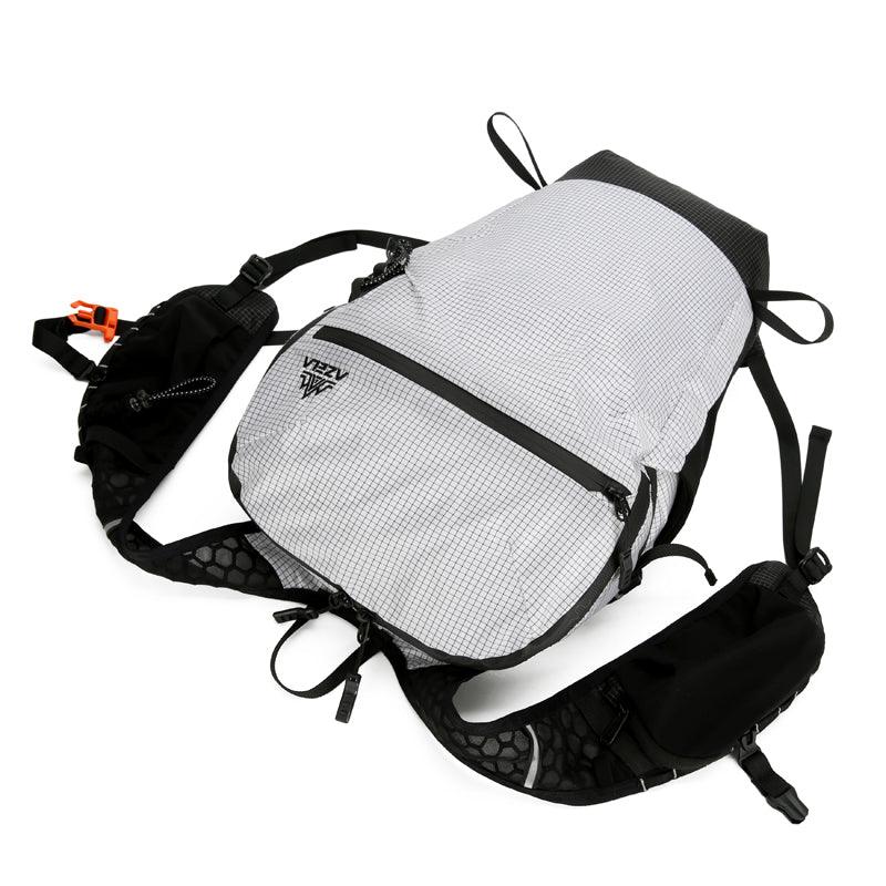 15L Faltbarer Trinkrucksack – Leichter, wasserdichter Wanderrucksack für Damen & Herren, Outdoor, Hiking, Radfahren, Reisen, Sport, Festival, mit Vielseitigen Taschen & Trekkingstockhalter – Schwarz/Weiß-M258E22